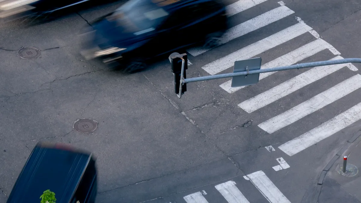 Guvern: Toate trecerile de pietoni din orașe și municipii vor avea semafoare sau vor fi supraînălțate