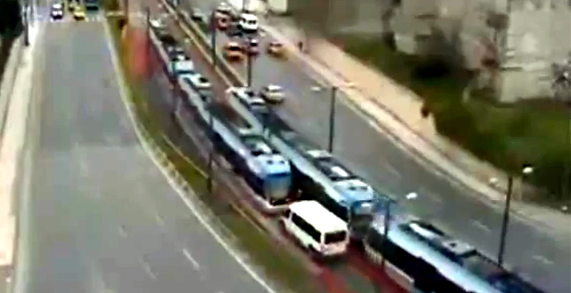 VIDEO: Depăşire de tramvai, finalizată cu accident