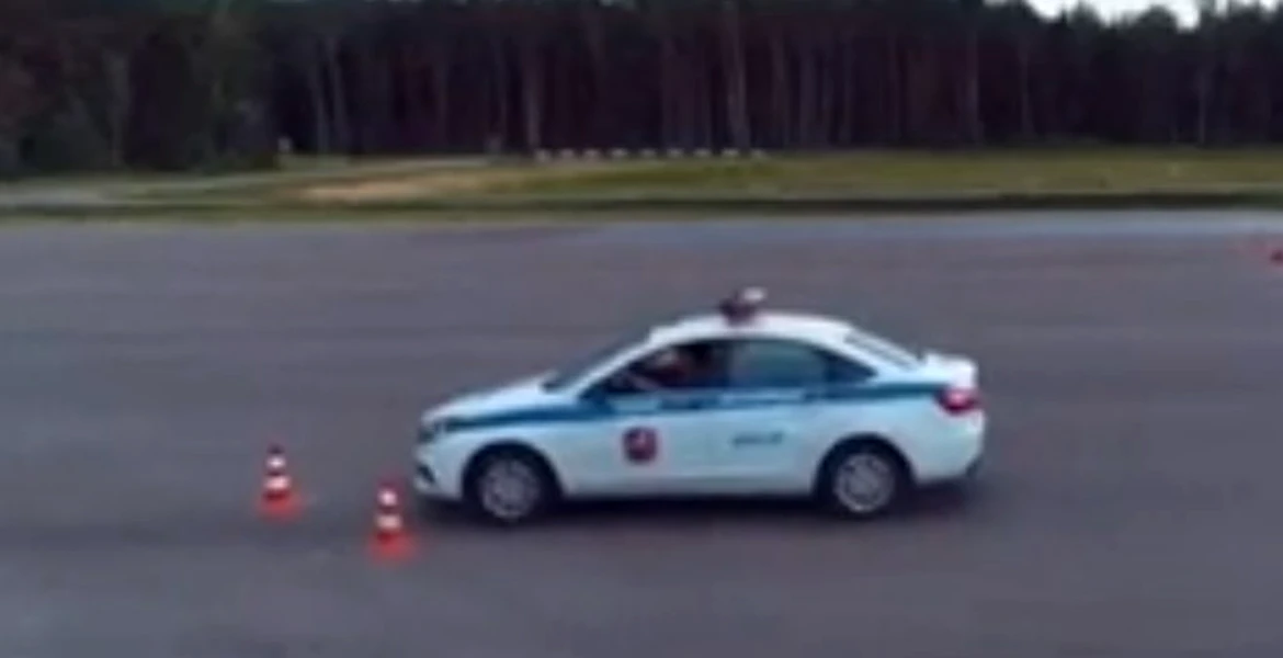 O Lada Vesta a poliţiei ruseşti încearcă o întoarcere la 180 de grade. Rezultatul amuză pe toată lumea – VIDEO