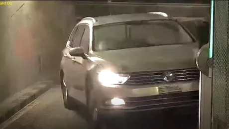 Un Volkswagen izbit în zid într-o parcare. Nu, nu e banc! VIDEO