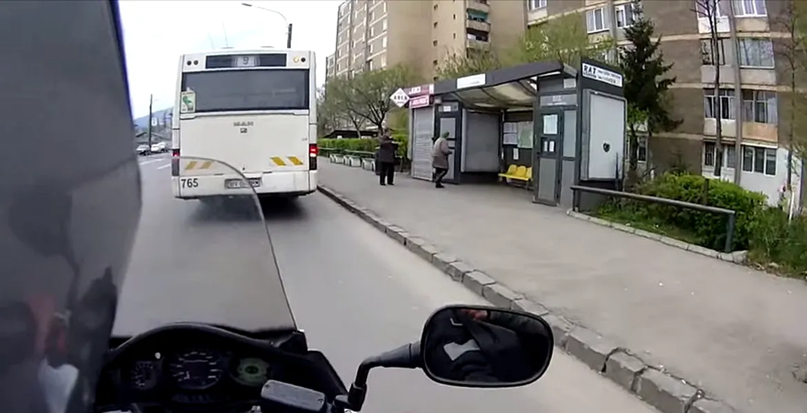 Gestul omenesc al unui motociclist, în lupta cu transportul în comun