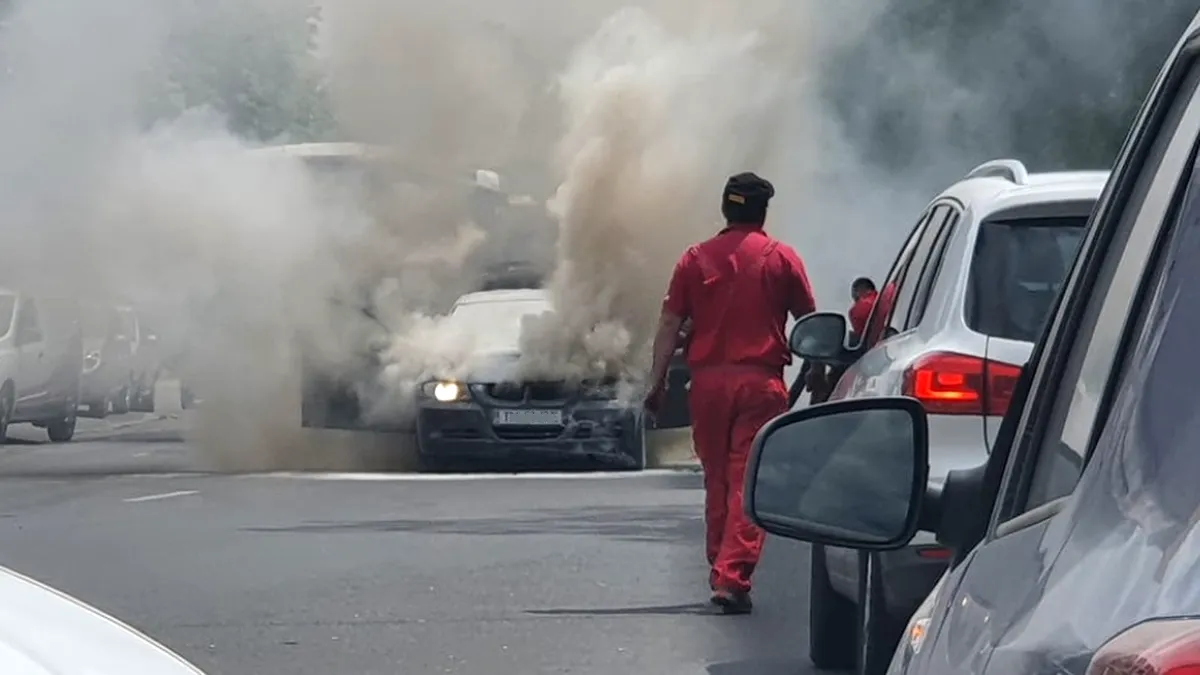 Un BMW Seria 3 a ars în Colentina. Șoferul i-a înjurat pe cei care îi spuneau că i-a luat foc mașina