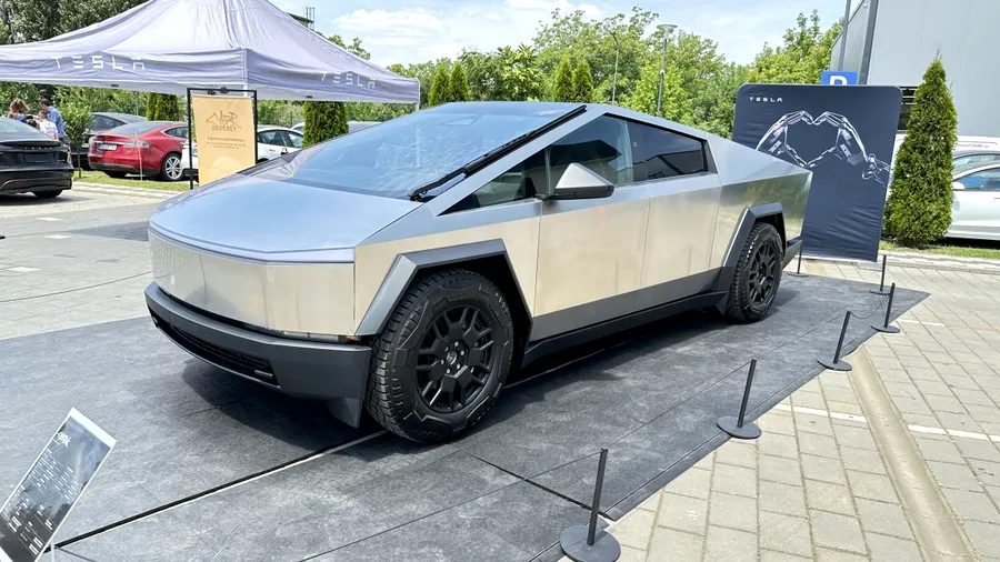 Tesla Cybertruck a fost expusă în România, dar nu poate fi comercializată deoarece nu respectă standarede UE de siguranță (Sursa foto: ARC Media)