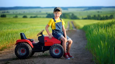 Tractorașele pentru copii – potrivite și pentru fetițe sau doar pentru băieți?