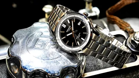 Noul ceas Casio Edifice arată ca instrumentarul de bord al unei mașini sport din anii ’70 și costă cât un plin de carburant