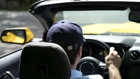 O secundă de anticipare poate evita un accident. Iar pregătirea preventivă îți poate reduce costul asigurării