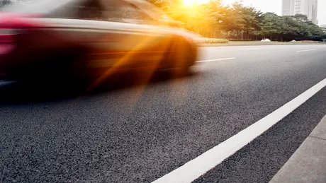 2026: Reguli speciale pentru șoferi la trecerea de pietoni. Ești obligat să oprești dacă pietonul e pe sensul opus?