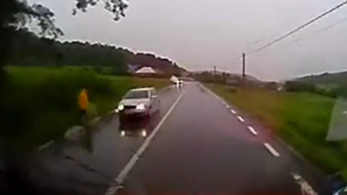 Accidentul pompierilor de la ISUJ Bacău, surprins de camera de la bordul autospecialei - VIDEO