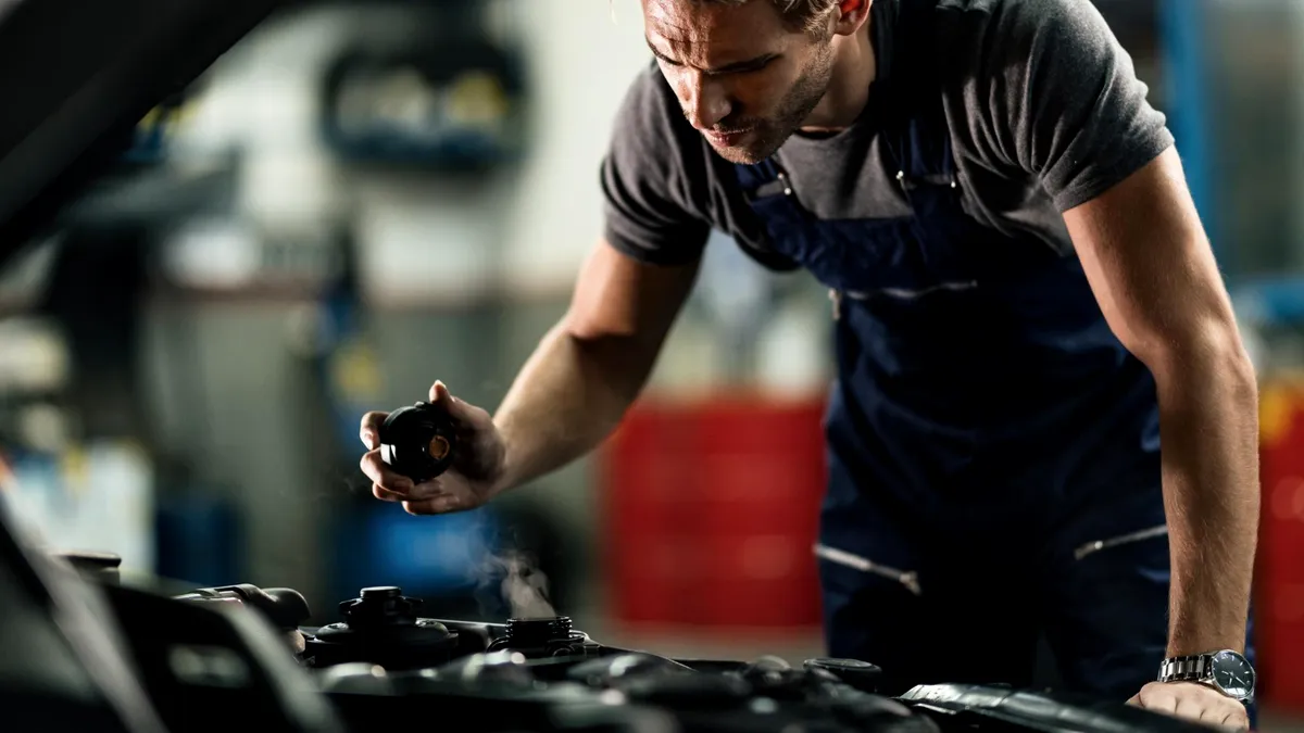 Schimbul de ulei la mașinile hibrid este obligatoriu? Un român a mers 140.000 km fără să-l schimbe