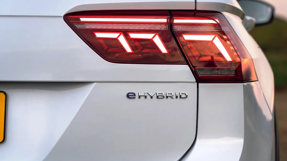 Volkswagen suspendă comenzile la unele modele hibrid plug-in