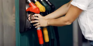 Unde se găsește cea mai ieftină benzină și motorină din România: Stațiile de graniță și cele independente conduc topul prețurilor