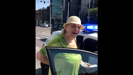 O femeie de 81 de ani a fost amendată pentru traversare pe culoarea roşie, după ce semaforul s-a schimbat pe când se afla la mijlocul trecerii - VIDEO