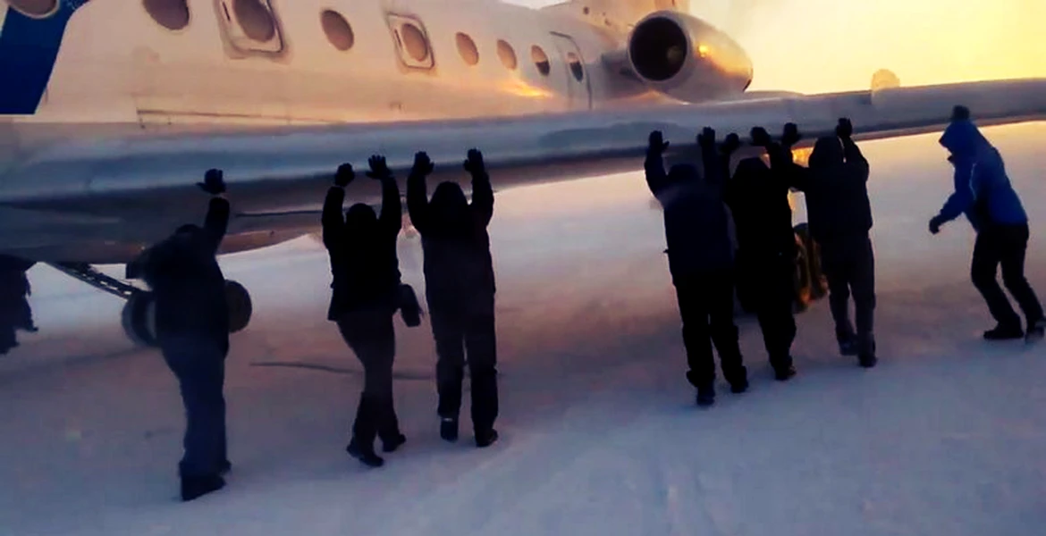 Pasagerii unei linii aeriene din Siberia şi-au împins propriul avion. Ca să nu întârzie. VIDEO