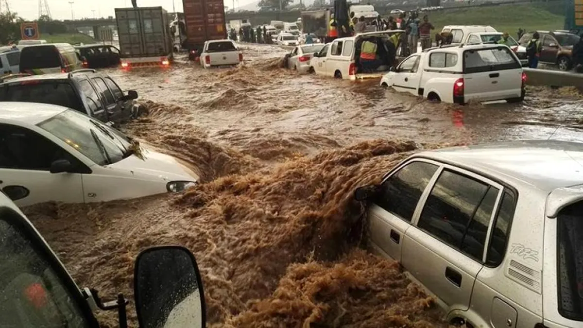 Zeci de mașini distruse de inundații în Africa de Sud. VIDEO