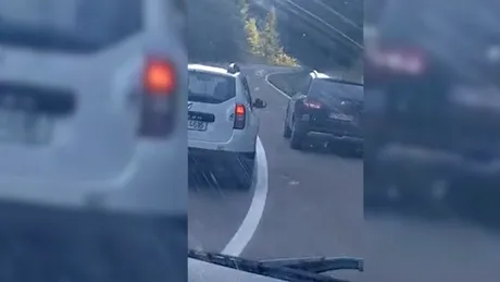 Maşină a MAI, filmată când depăşea pe linie continuă, într-o curbă fără vizibilitate - VIDEO