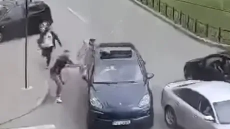 Bătaie în plină stradă la Craiova. Patru mașini au fost serios avariate! VIDEO