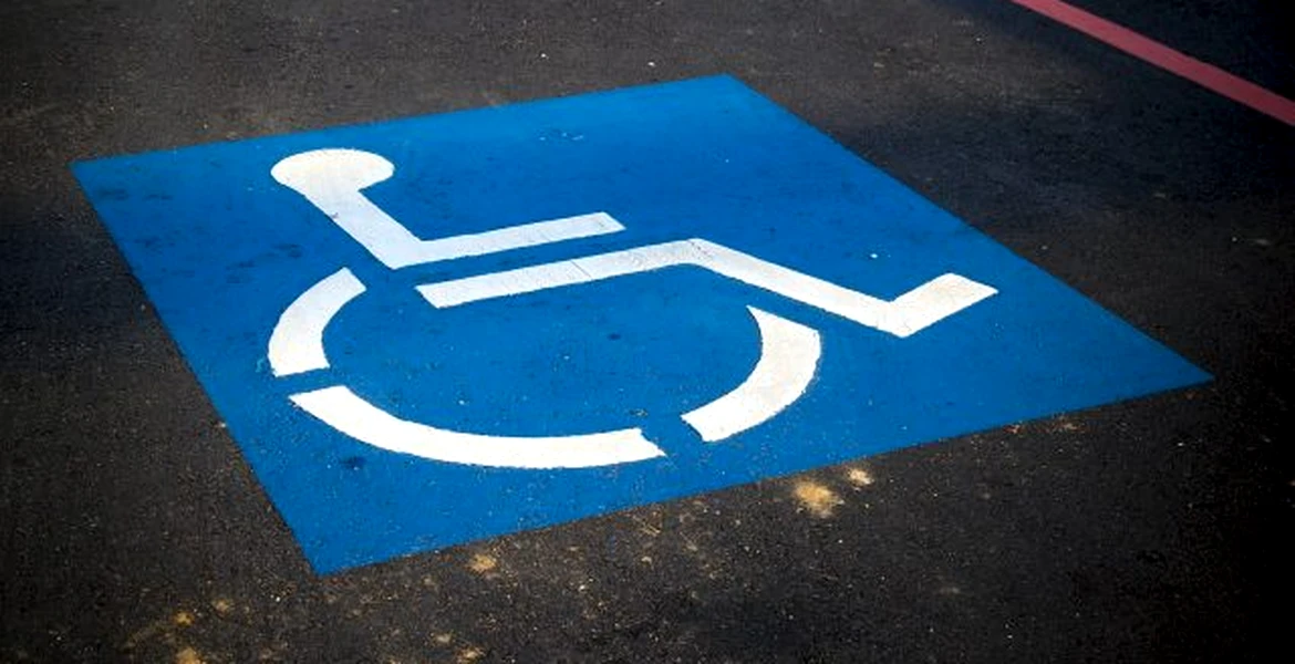 O șoferiță din Cluj a scăpat de amendă după ce a parcat pe locurile pentru persoanele cu dizabilităţi