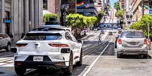 Mașinile fără șofer ale companiei Waymo fac mai puține accidente decât cele conduse de oameni