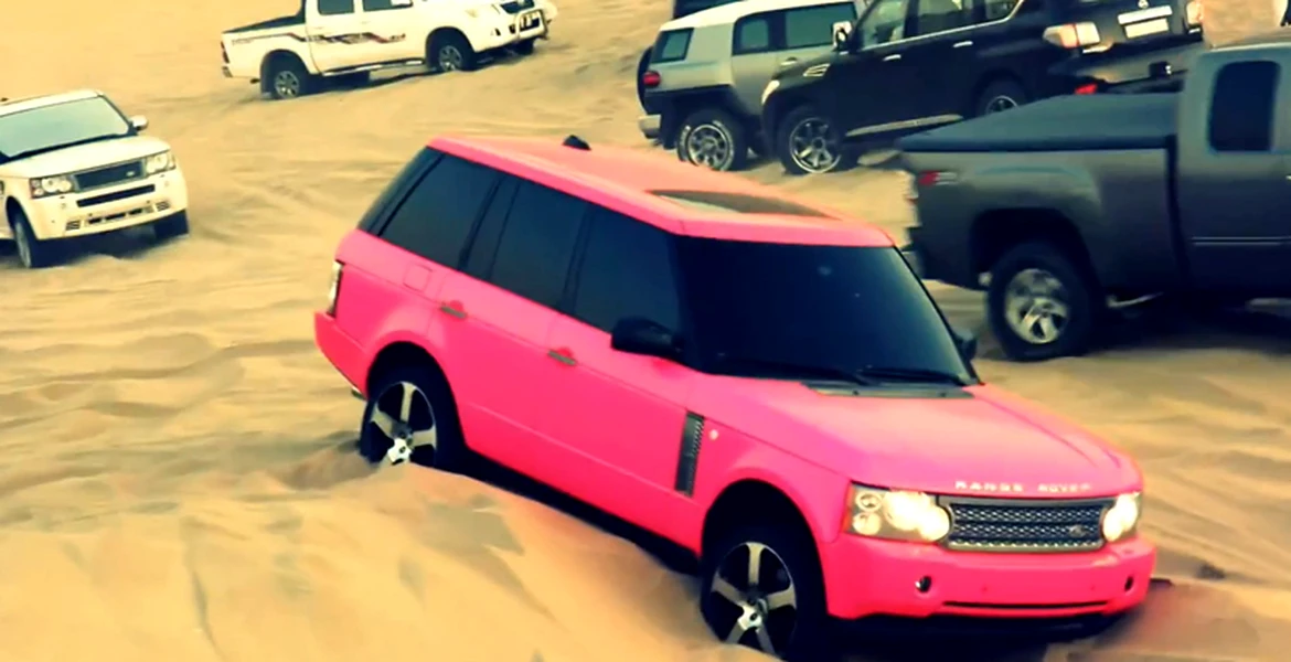 VIDEO: Blocat în nisip, cu un Range Rover roz