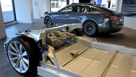 Cât de mult rezistă în timp noile baterii montate de Tesla pe mașinile sale
