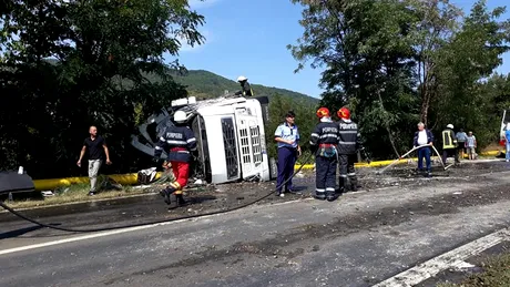 Sete mare: Un TIR încărcat cu sticle de bere s-a răsturnat pe centura Călimăneşti