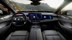 BMW renunță la butoanele fizice de la interior pentru că tinerii ar prefera să vorbească cu mașinile lor