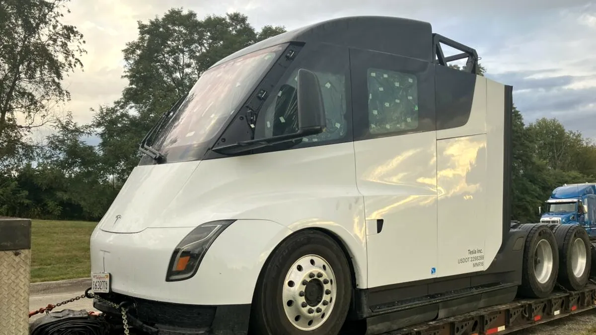 Tesla este aproape de debutul livrărilor camioanelor electrice Semi