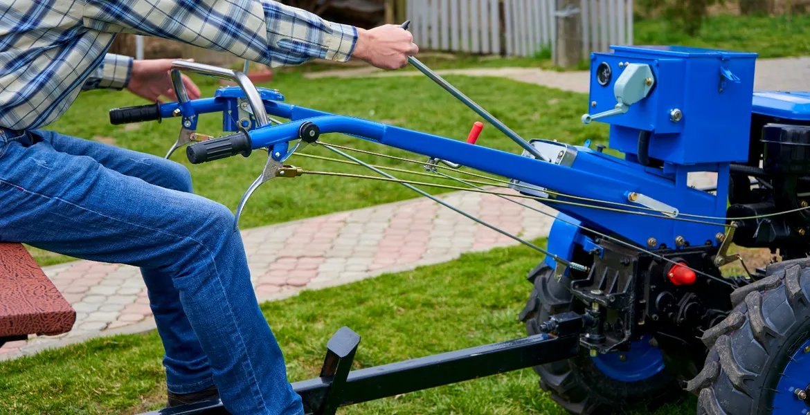 Trebuie permis pentru motocultor cu remorcă? Ce utilaje agricole poți conduce cu permis Categoria B
