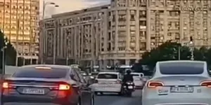 Video | Accident cu mașina de poliție care a depășit neregulamentar. Este vinovat motociclistul sau polițistul?