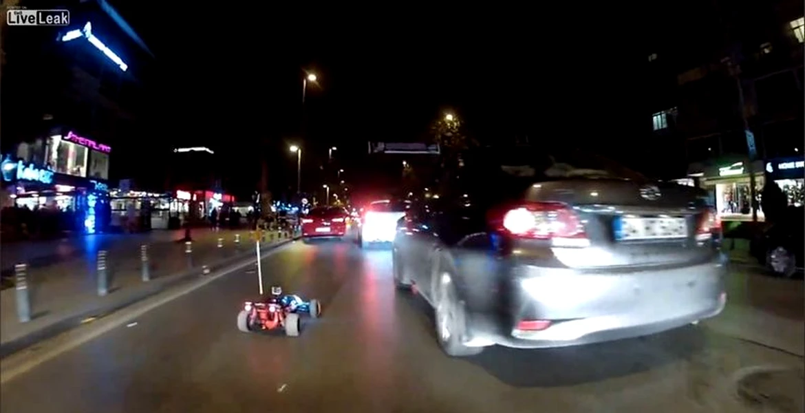 VIDEO: cum să te strecori cu o maşinuţă telecomandată prin trafic