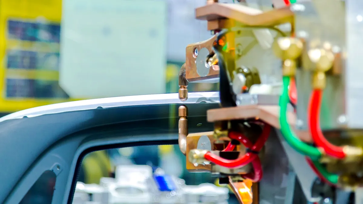 Leoni România începe concedierile colective la fabrica din Arad: aproape 500 de angajați vizați până în august