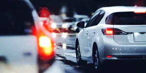 Experții spun că montarea luminilor de frână și în partea frontală a mașinilor ar putea reduce riscul de accidente