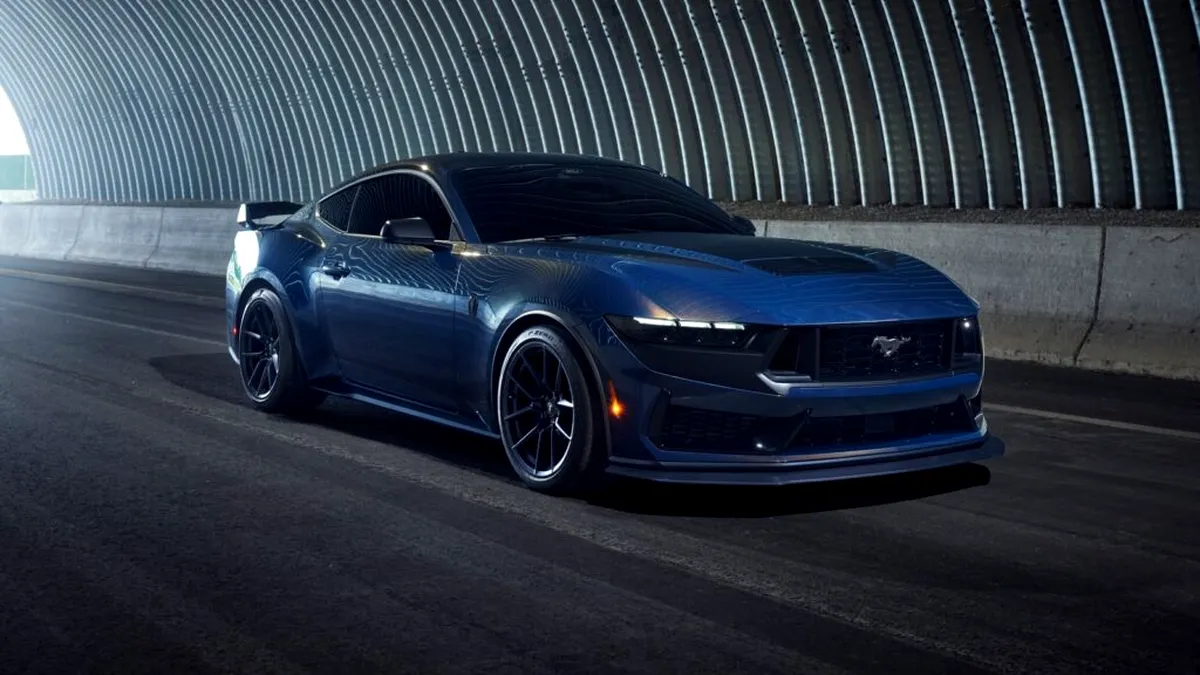 Ford prezintă noul Mustang Dark Horse, o versiune dedicată performanței pe circuit