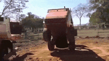 VIDEO: Cum încarci un mini-încărcător frontal într-un camion ca un maestru