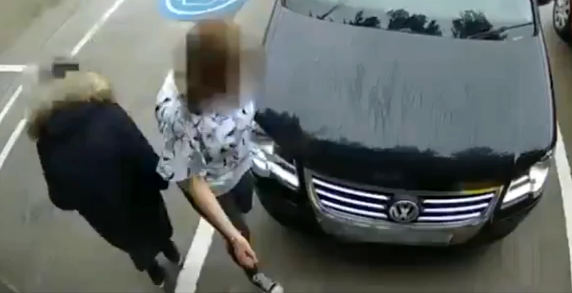 O femeie încearcă să umfle roţile maşinii cu ştecherul de încărcare pentru maşini electrice – VIDEO