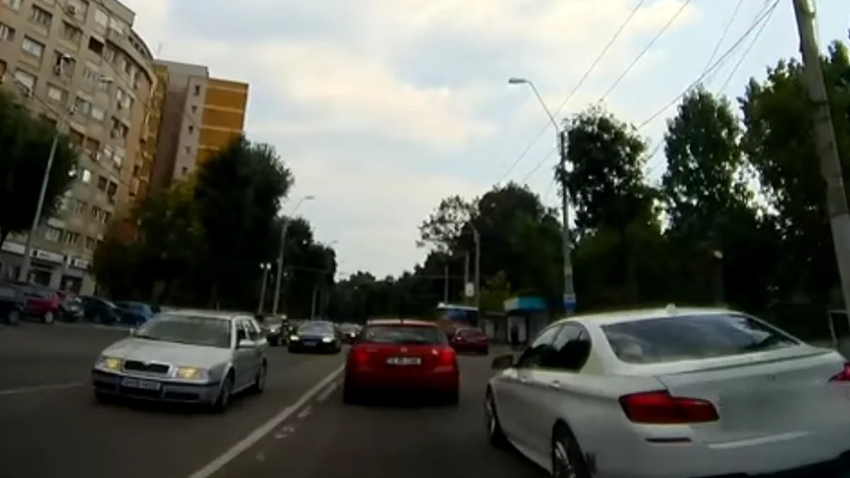 Traficul din Bucureşti, vară, 2017: În episodul de azi şmecherul cu BMW alb ajunge vedetă pe Internet - VIDEO
