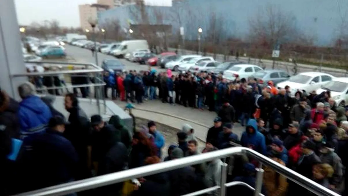 Insuportabil! Bucureştenii se trezesc cu noaptea în cap şi stau la cozi uriaşe ca să-şi ia permisul