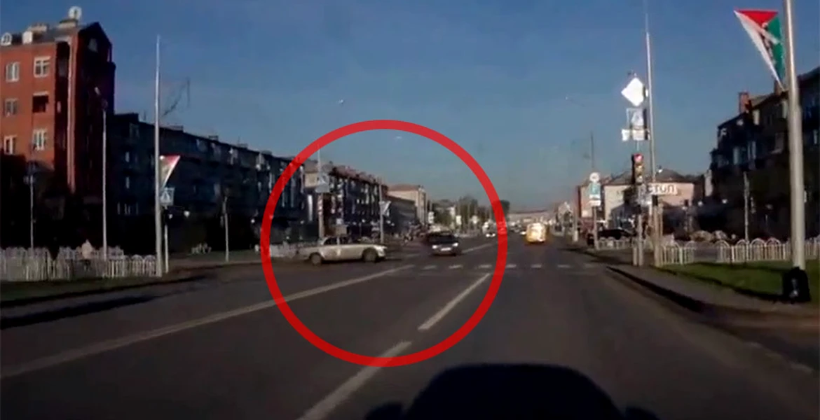 VIDEO: Ce se întâmplă când doi şoferi forţează lumina galbenă a semaforului