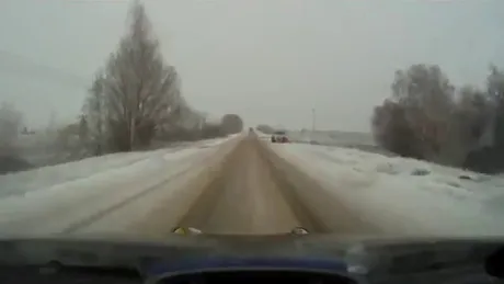 Video: Luaţi aminte! Să nu faceţi aşa pe un drum acoperit cu zăpadă