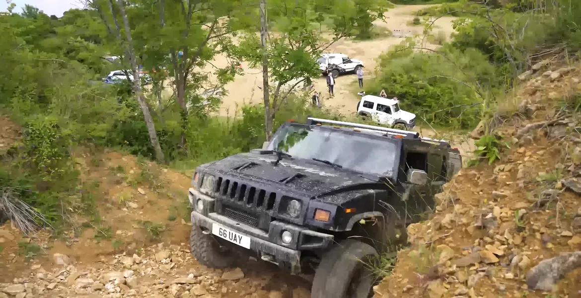 Suzuki Jimny și Hummer H2 – David și Goliat în off-road