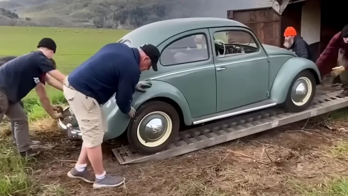Cum arată celebra Broscuță Volkswagen după ce a stat ani întregi într-o remorcă? Mașina are peste 70 de ani vechime - VIDEO