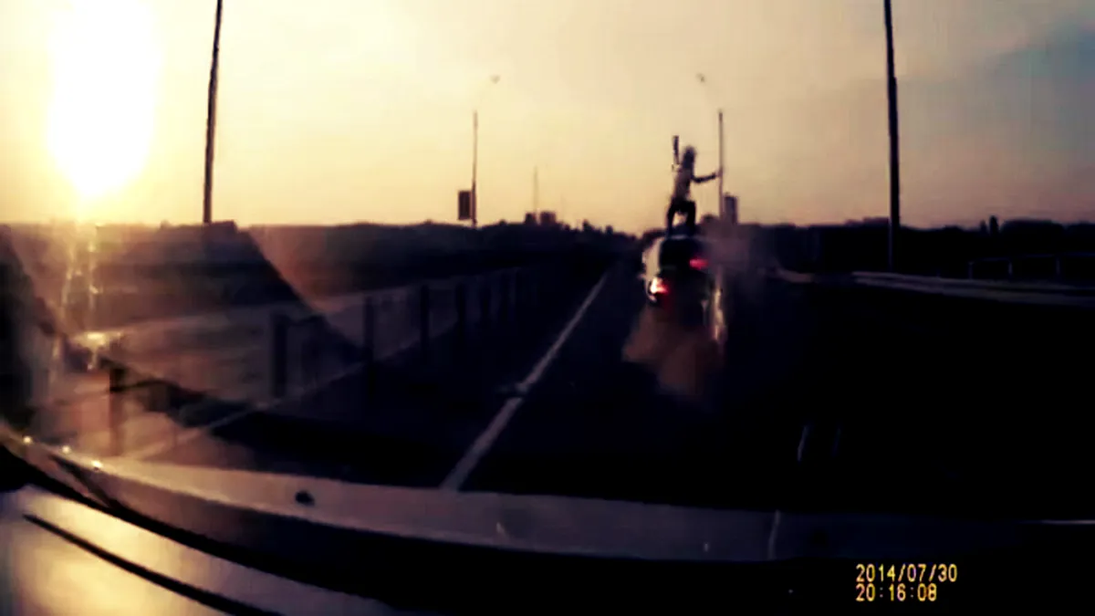 Accident între un motociclist şi o maşină pe autostradă, cu final miraculos