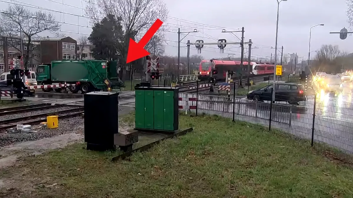 Momentul uluitor în care trenul se apropie de un camion aflat pe șine