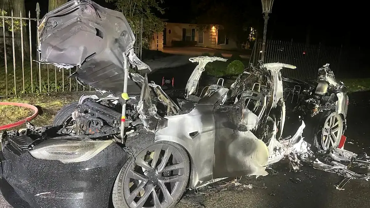 O Tesla Model S Plaid a luat foc în timpul mersului. Mecanismul de deschidere a ușii nu a funcționat corespunzător