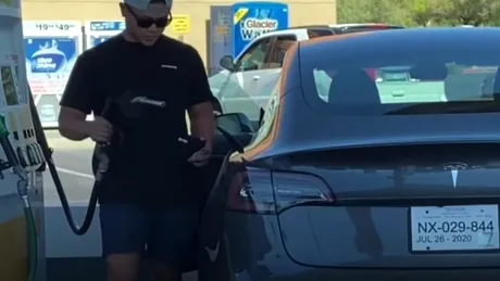 A oprit la benzinărie cu o Tesla și a încercat să alimenteze. Acum e vedetă pe internet