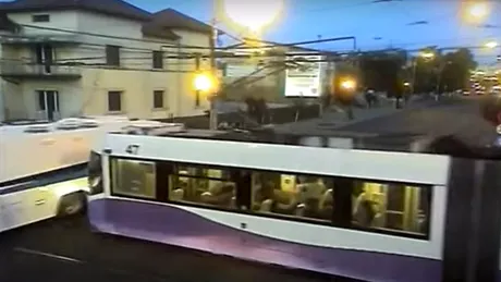 O autospecială încărcată cu deținuți a fost lovită de tramvai - VIDEO