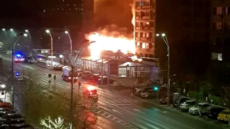 Noaptea incendiilor în București. Circulație blocată după ce un fast food a luat foc