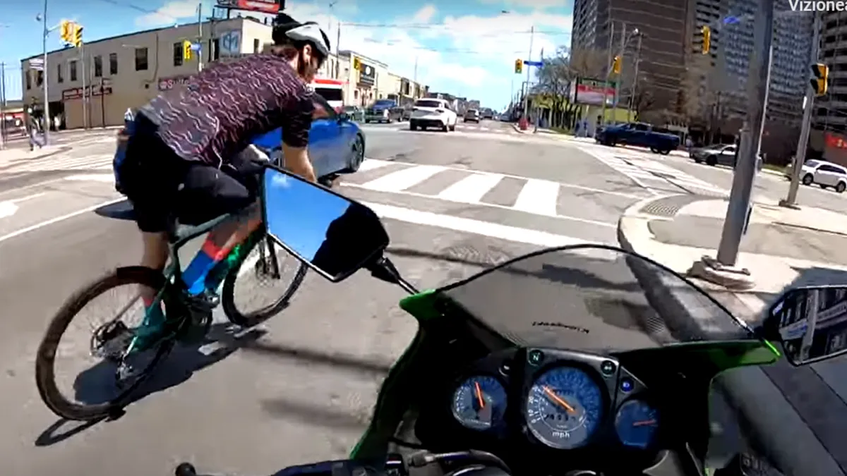 Conflict în trafic între un motociclist și un biciclist. Cine are dreptate? VIDEO