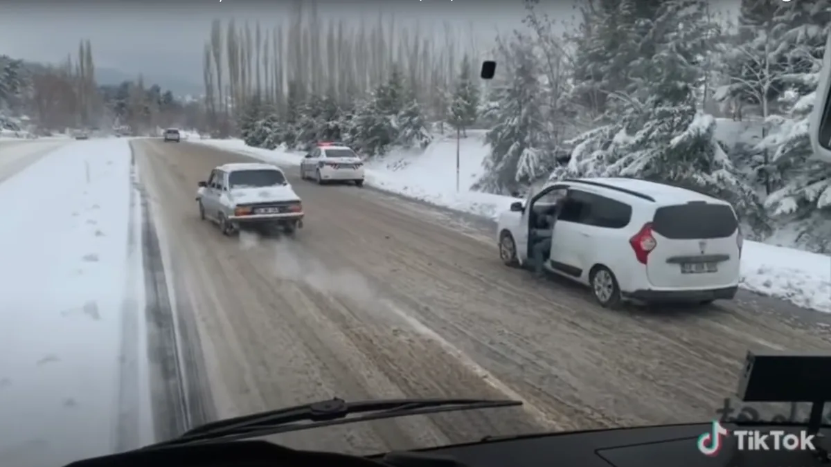 Renault 12, sora Daciei 1310, dă lecții mașinilor moderne. A urcat fără probleme o rampă acoperită cu zăpadă - VIDEO