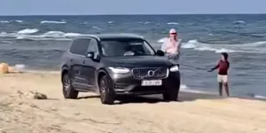 <span class='prepend'>Video |</span> Un șofer a fost amendat după ce a intrat cu mașina pe plaja din Vadu. Ce sancțiune a primit acesta